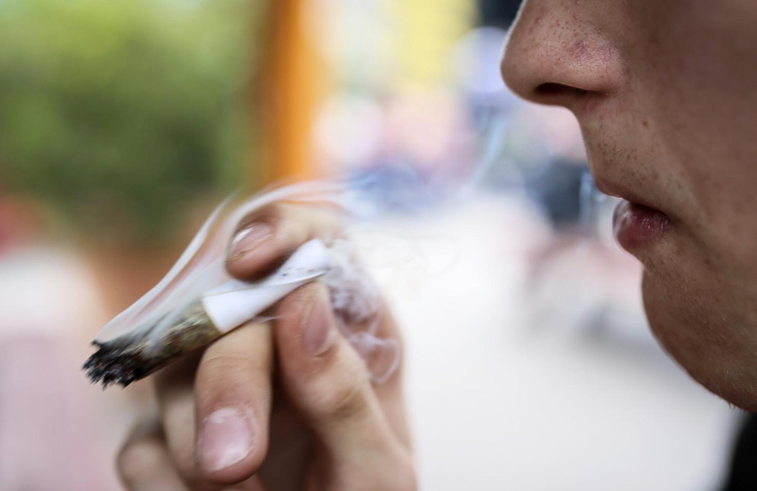 Snart kan det bli lagligt att röka cannabis i medicinskt syfte i Danmark – men först en prövoperiod.