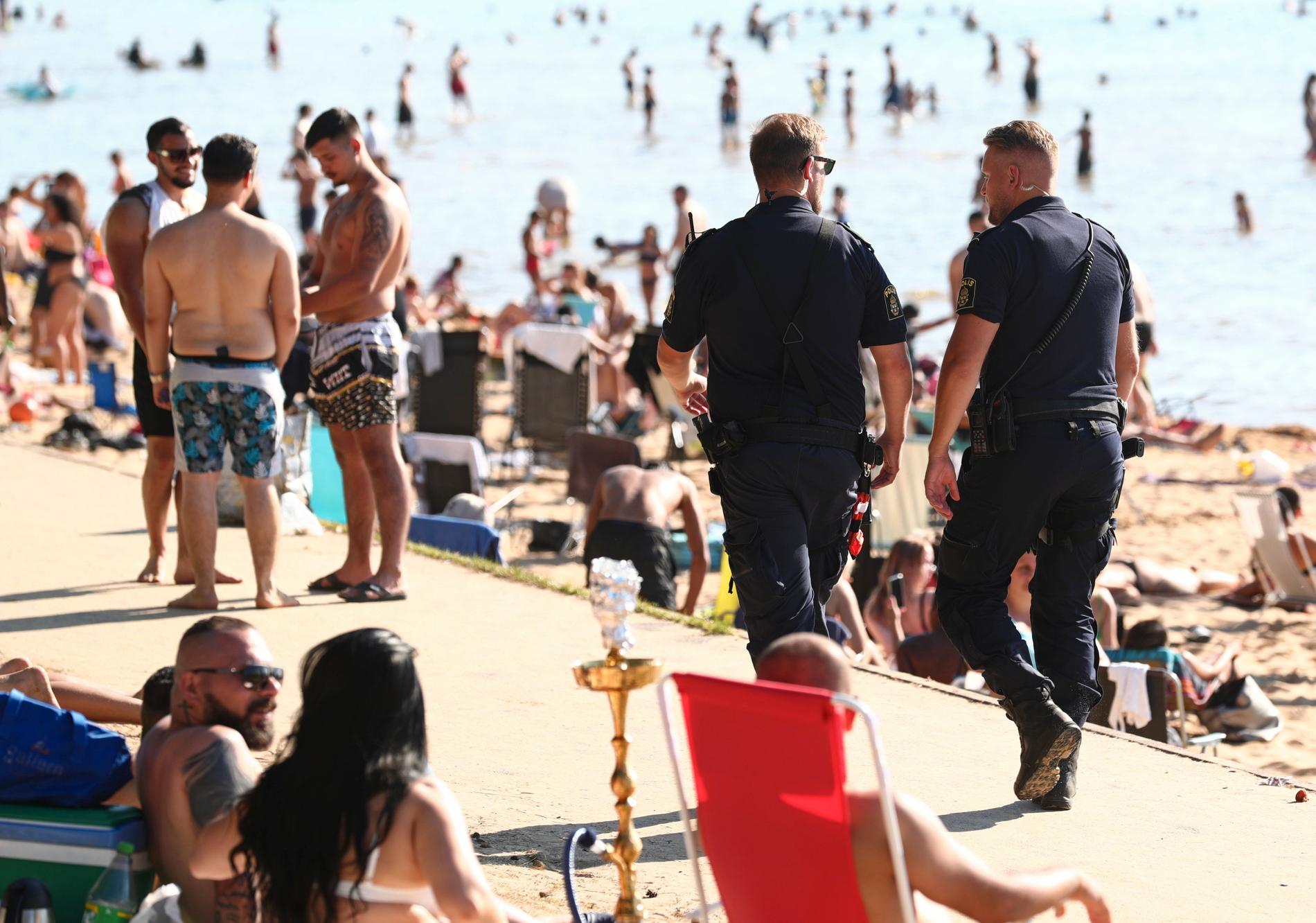 Polis patrullerade på stranden i Motala. 