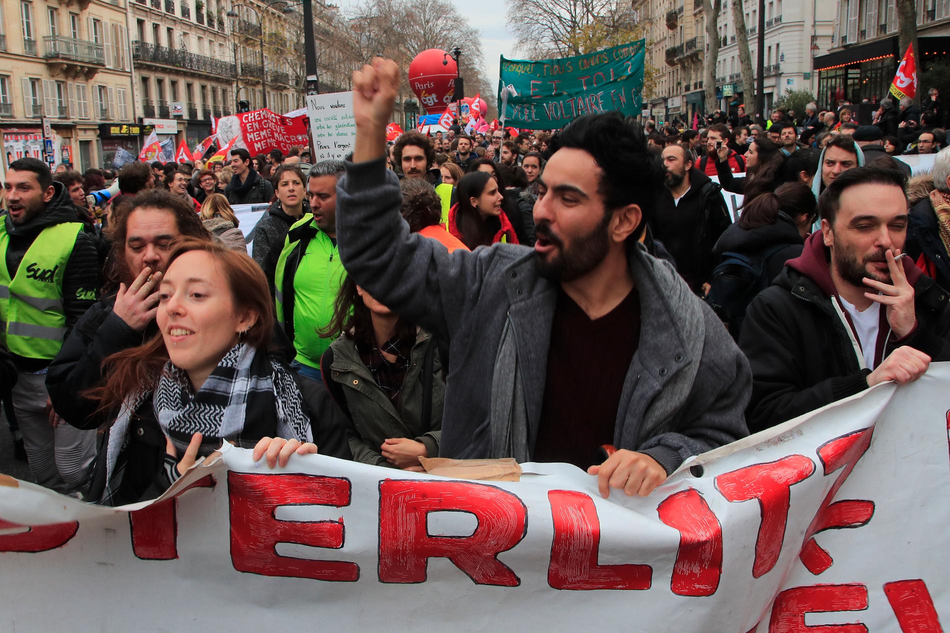 Demonstranter i Paris. ”En fransk storstrejk är ändå en folksport som alla bör uppleva någon gång i livet”, skriver Johanna Frändén.