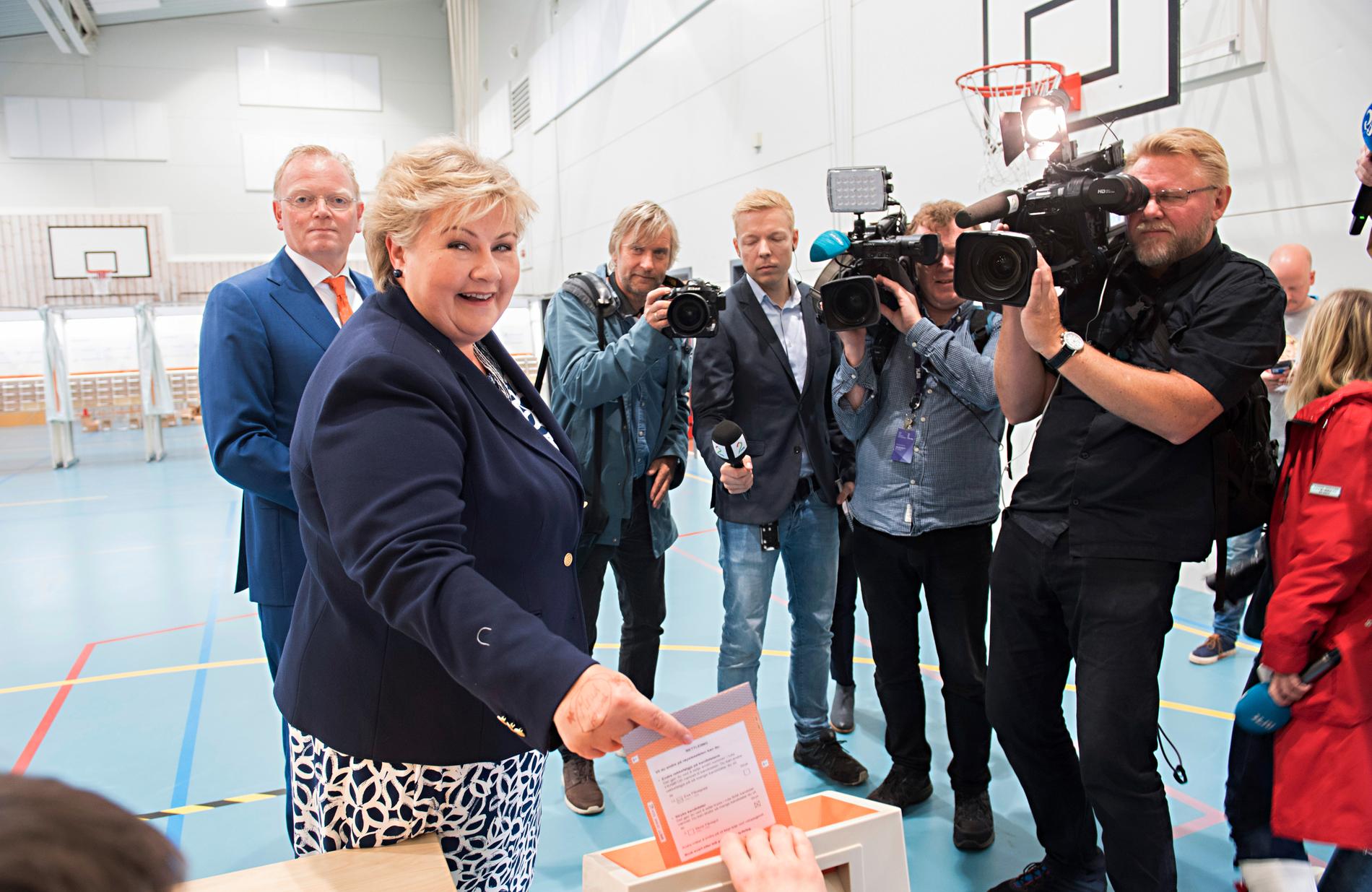 Norges statsminister Erna Solberg röstar i dagens parlamentsval.