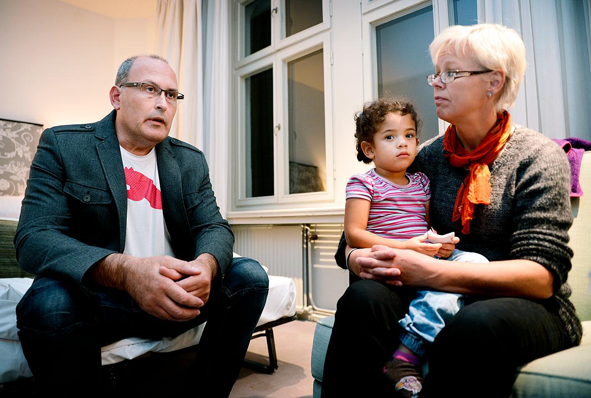 Haddiles fosterföräldrar Miklos och Malen Liewehr som är glada över beskedet att den lilla flickan tills vidare får stanna.