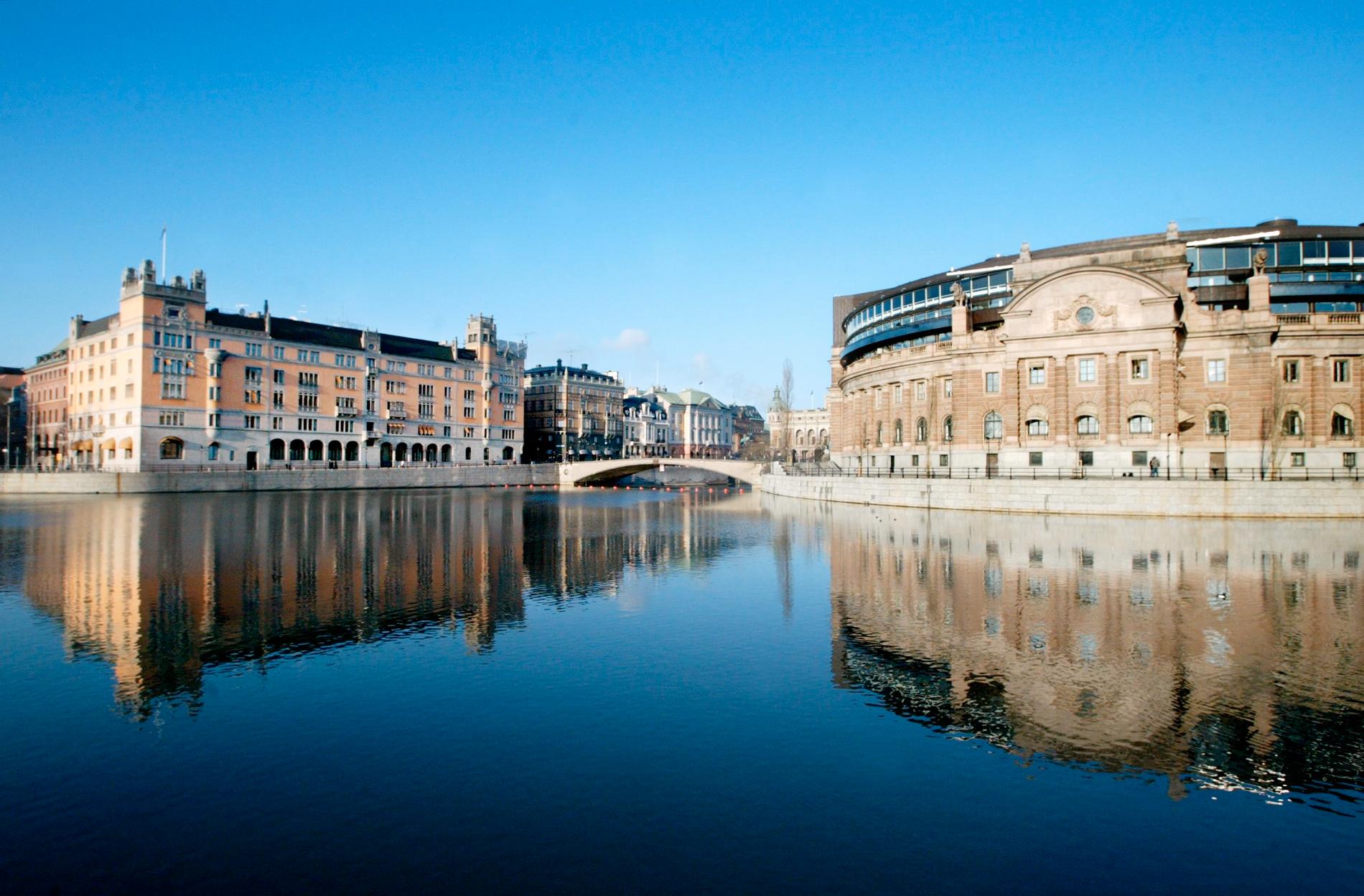 Rosenbad och Riksdagshuset i Stockholm.