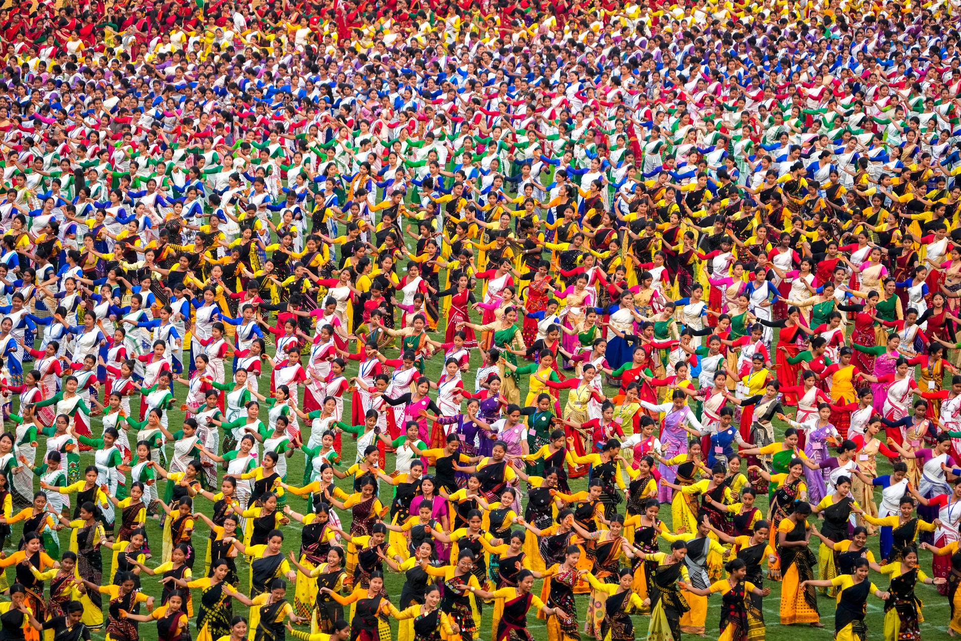 11 000 indiska folkdansare i ett försök att ta slå världsrekord i största folkdansuppträdandet.