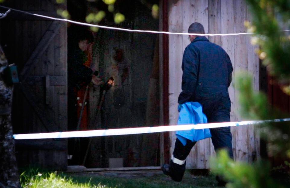 På plats  Polisen är på mordplatsen i Brattås utanför Härnösand där Tor Öberg och Gerd Viklund mördades för åtta år sen.