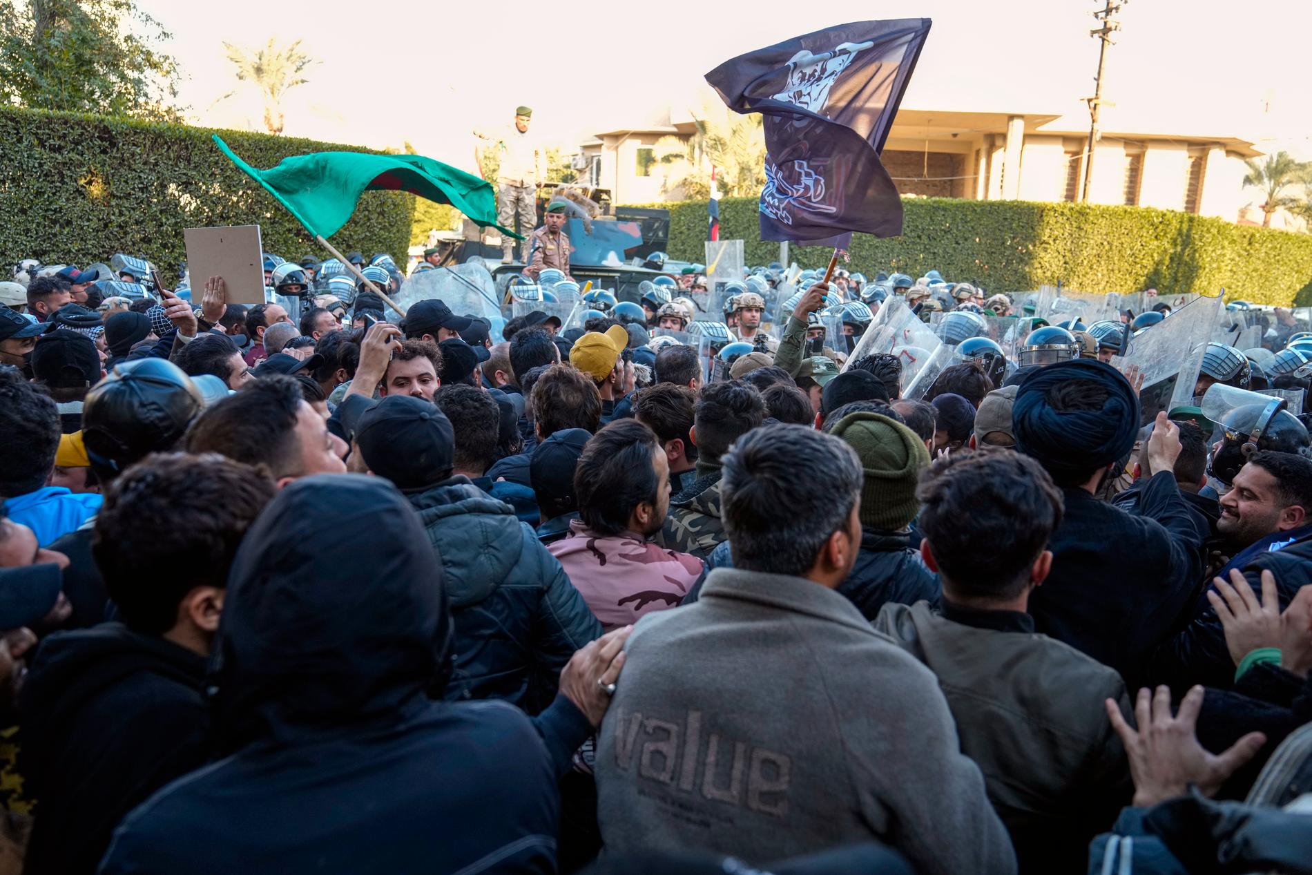 Demonstranter vid ambassaden i Bagdad.