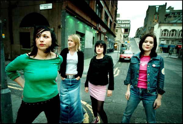 PÅ UTLANDSTURNÉ  Svenska rockbandet Sahara Hotnights under en turné i skotska Glasgow 2001. Från vänster Maria Andersson, Josephine Forsman, Jennie Asplund och Johanna Asplund.