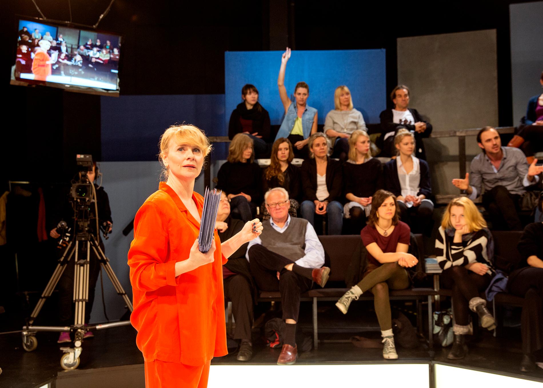Tar debatten Delar av teaterföreställningen ”Rörelsen” är en tv-show i SVT Debatt-stil. På bilden: Sylvia Rauan, Ylva Olaison, Jonathan Silén, m fl.