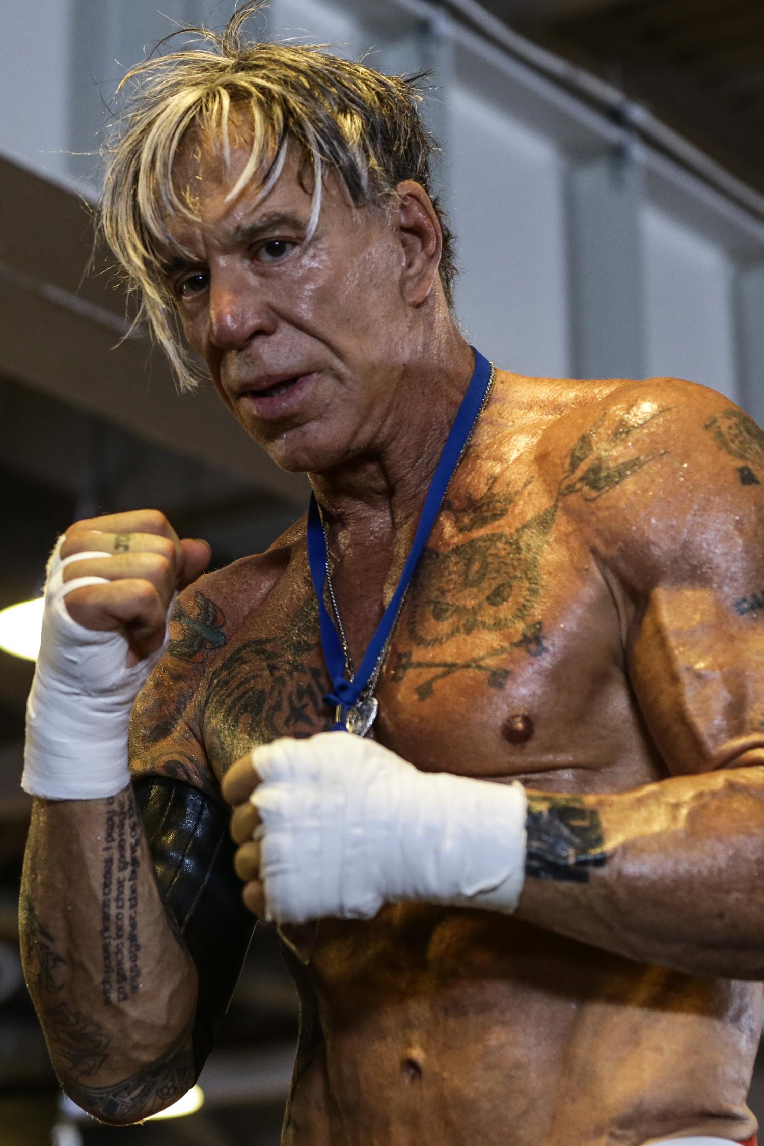 62-årige Mickey Rourke ska möta en 29-årig proffsboxare i sin första match på 20 år.