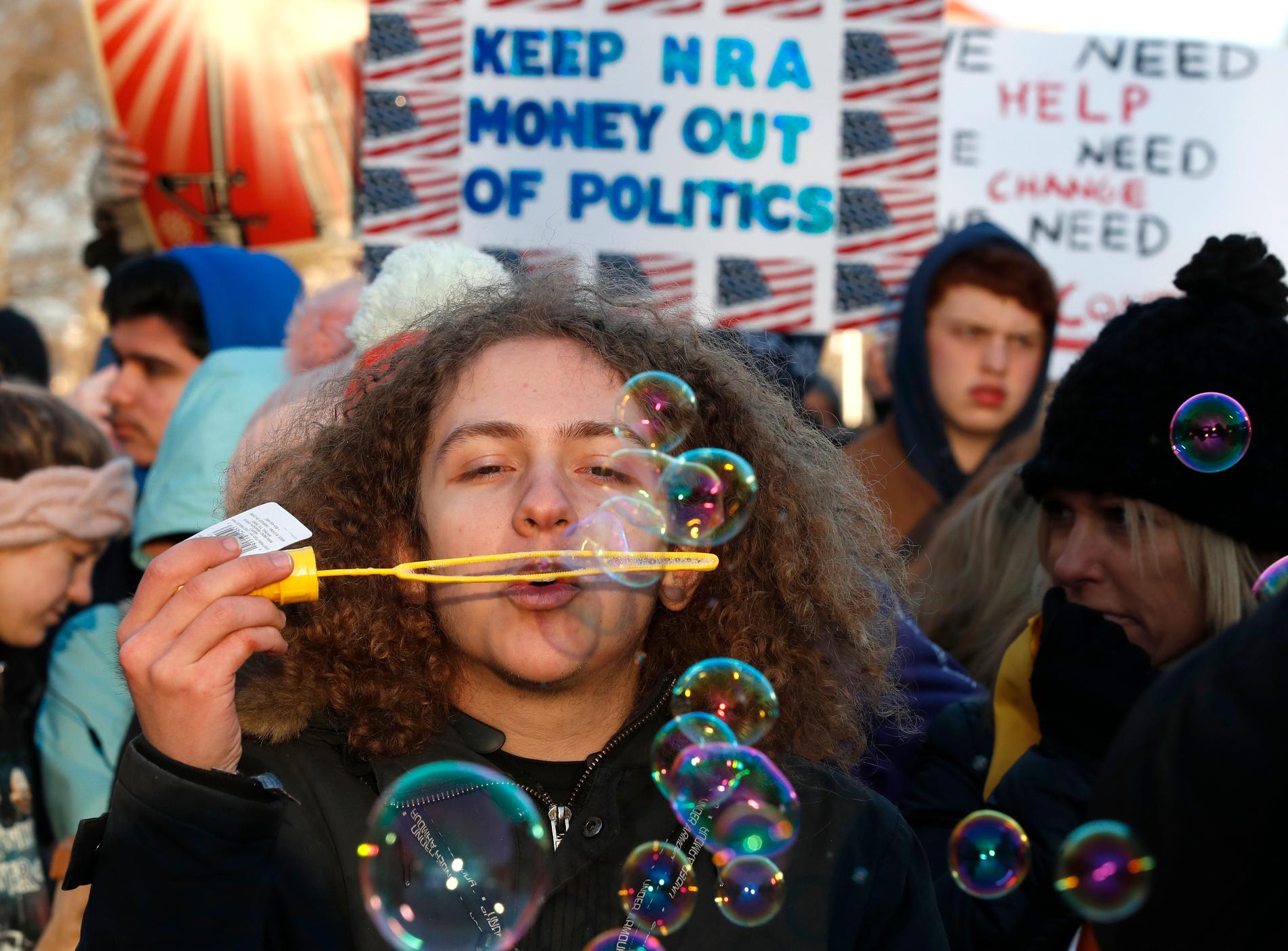 17-åriga J J Miller från Baltimore i Maryland blåser bubblor vid jättedemonstrationen March of our Lives (ungefär Våra livs marsch) i Washington DC i mars i år.
