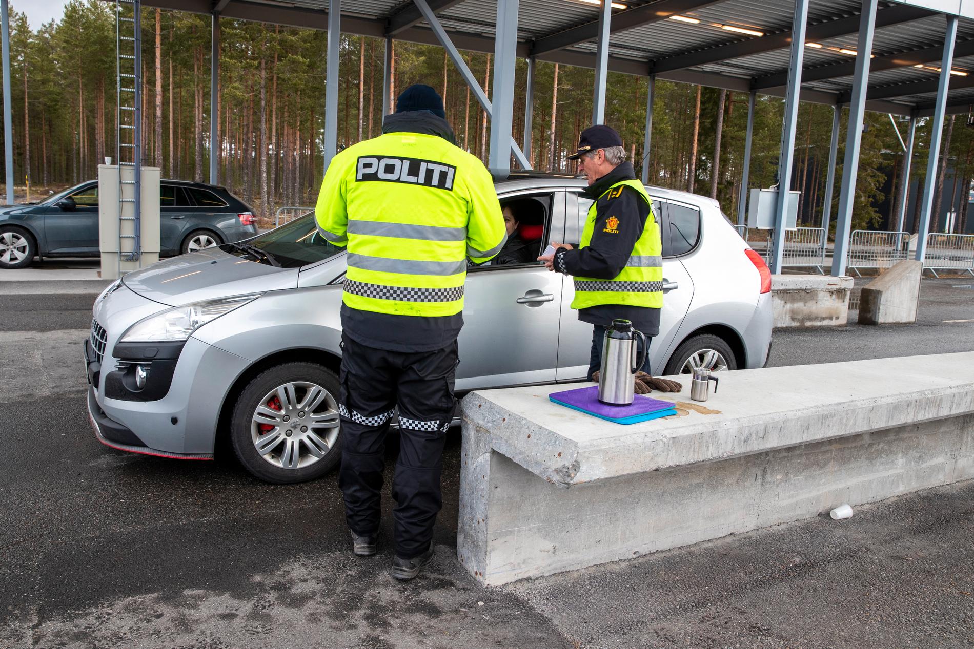 Tull- och polis kontrollerar riksgränsen mot Sverige vid Magnor i Norge.