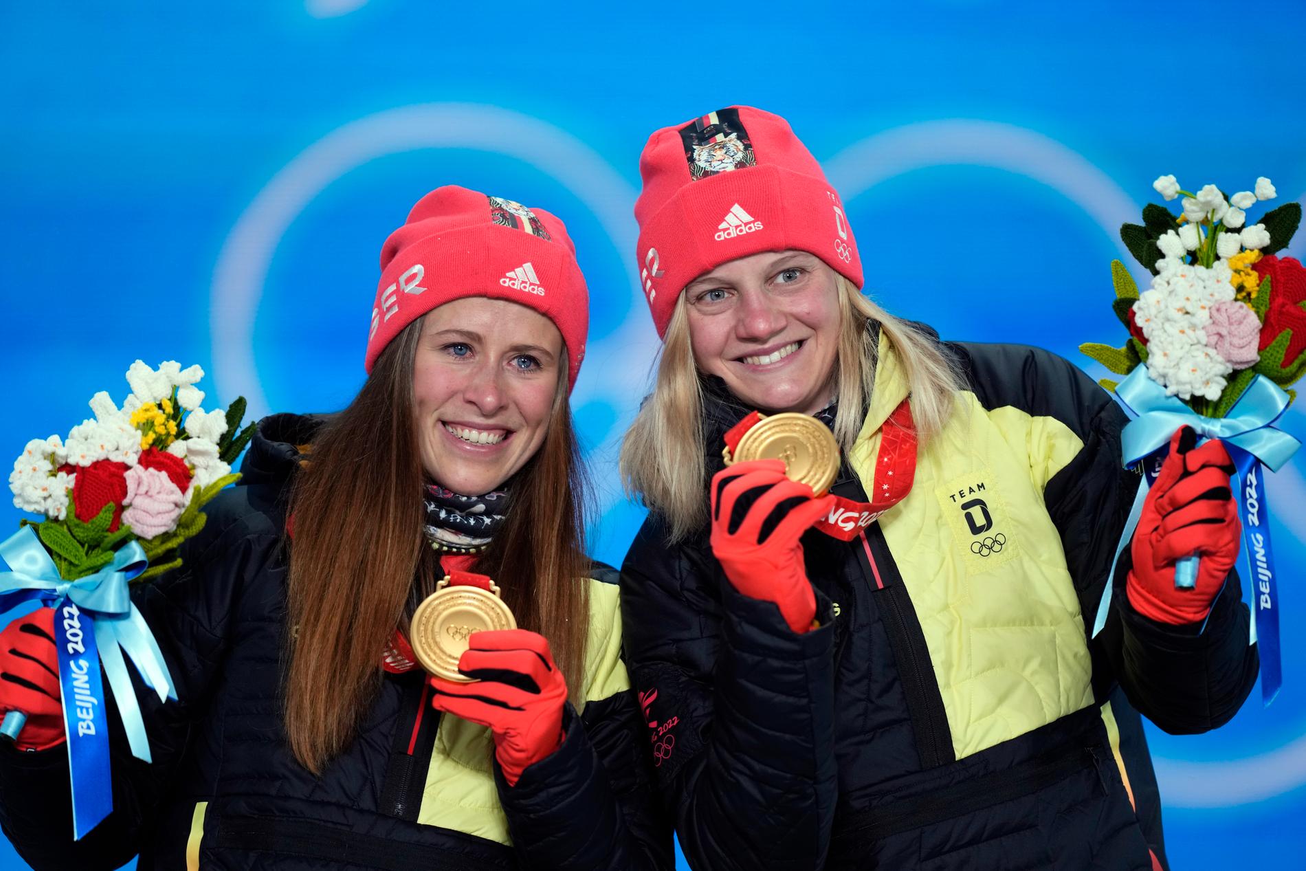 Katharina Henning och Victoria Carl skrällvann OS-guldet i sprintstafett före Jonna Sundling och Maja Dahlqvist. Arkivbild.
