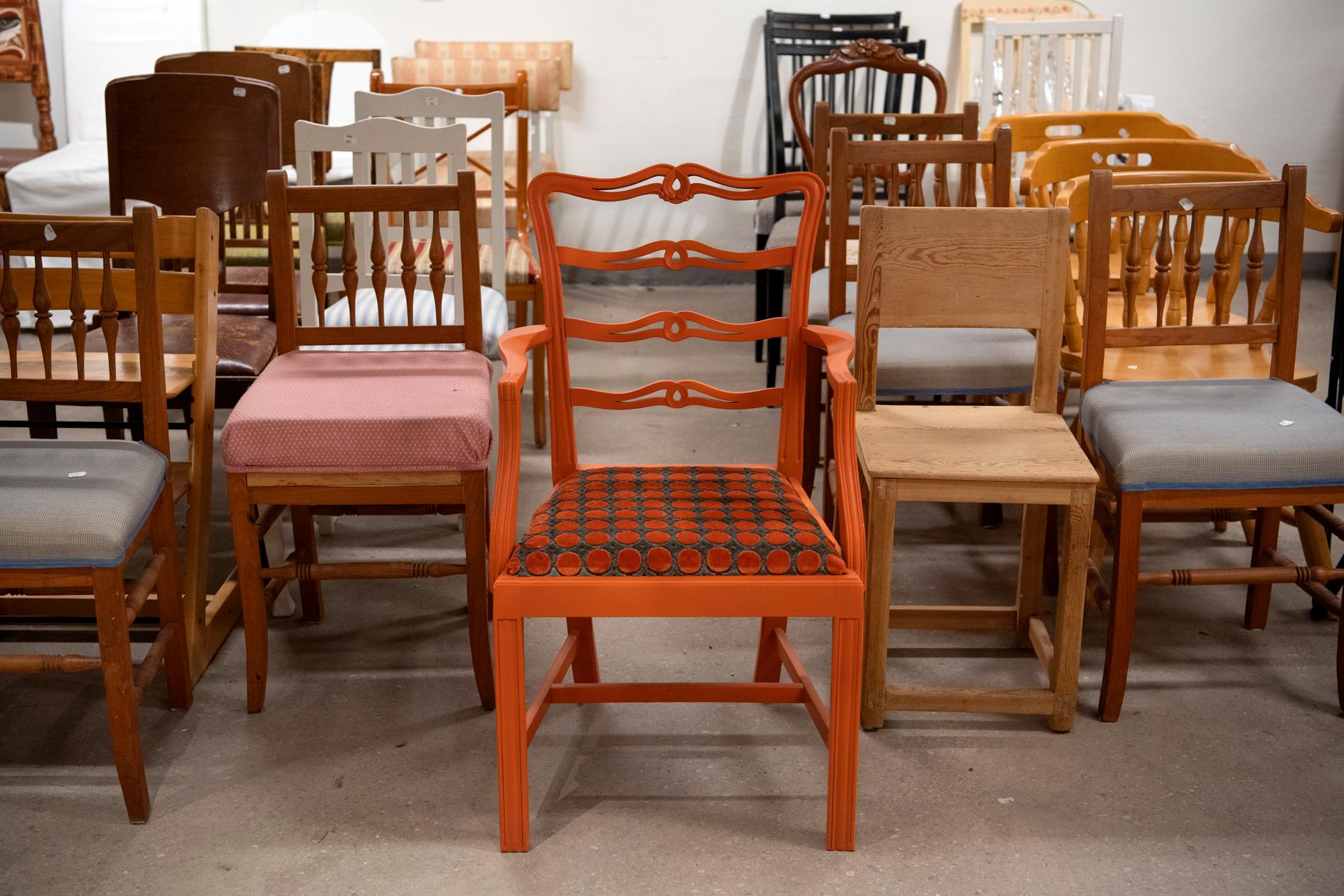En kvinna betalade 9 500 kronor för mycket för en stol i en secondhandbutik i Danmark. Trots idoga försök har Röda Korset inte lyckats få tag i henne för att betala tillbaka pengarna. Arkivbild