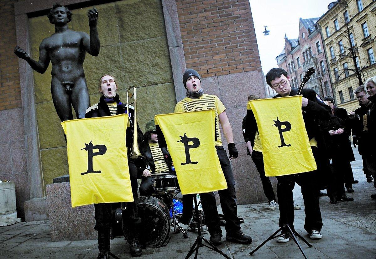 FULL HALS FÖR FILDELNING Då rätten hade lunchpaus höll piratsympatisörerna en manifestation utanför tingsrätten på Kungsholmen i Stockholm.