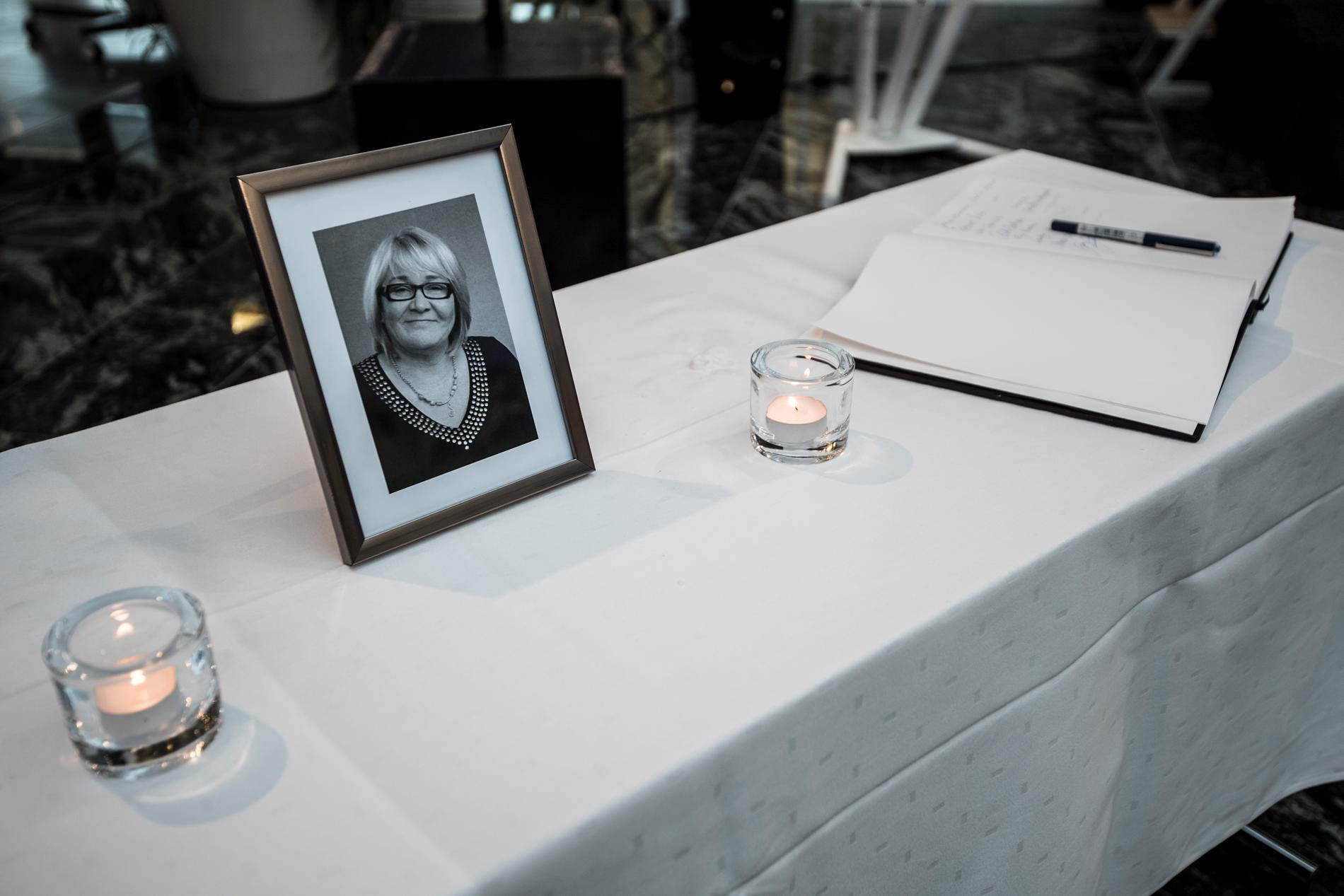 Minnesbord för de mördade på kommunhuset i Imatra. Stadsfullmäktiges ordförande Tiina Wilén-Jäppinen är ett av offren.