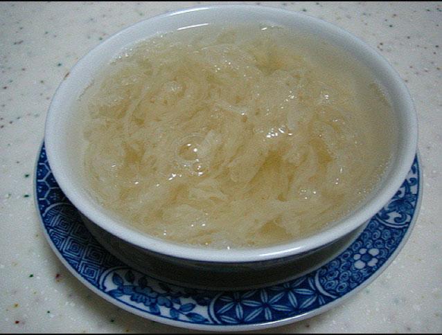 Soppa på fågelbo På grund av dess sällsynthet kostar rätten därefter, ett genomsnittligt bo säljs för runt 2 500 dollar, eller 21 000 kronor, per kilo i Asien.
