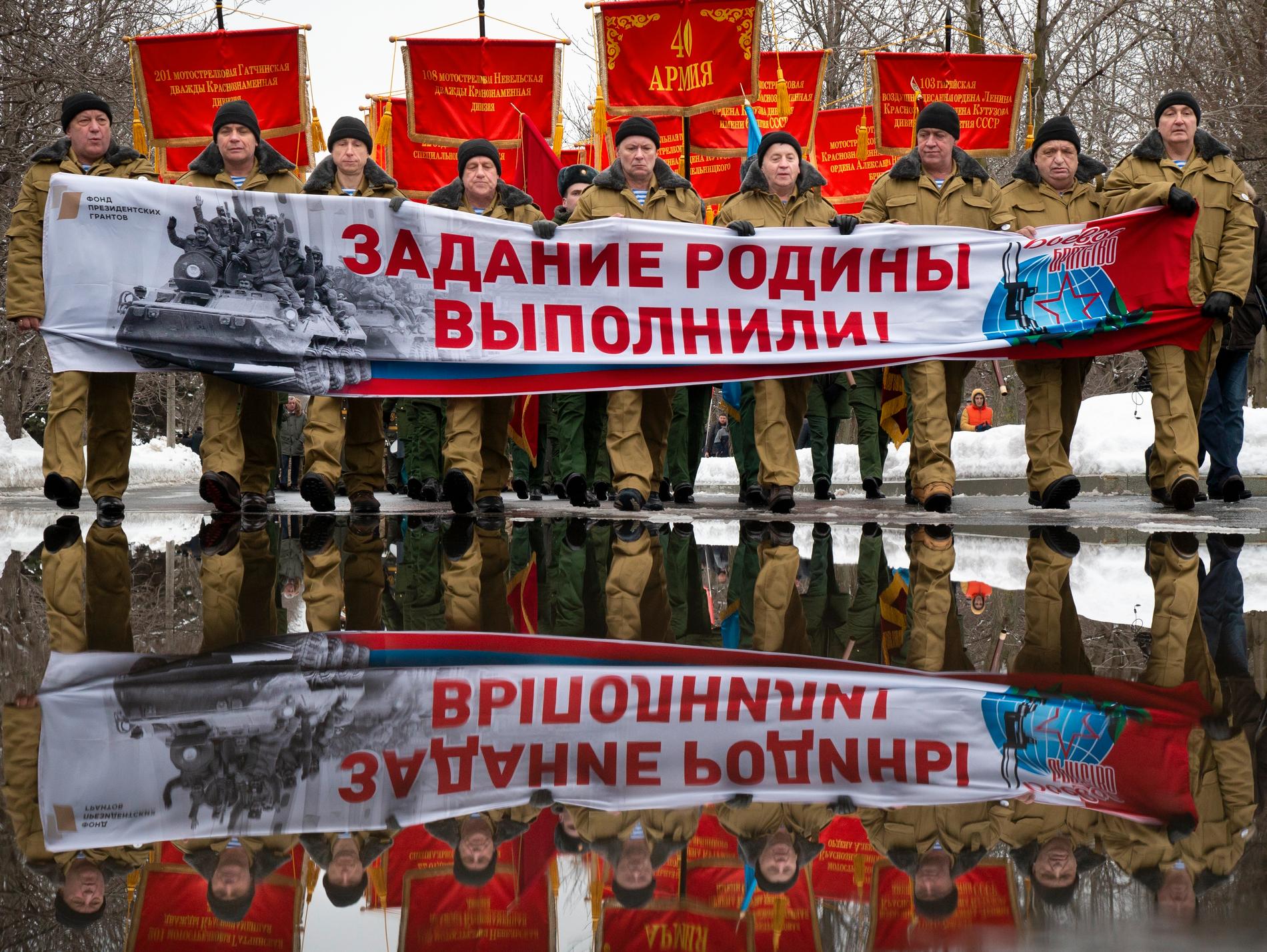 Ryska veteraner från Afghanistankriget uppmärksammar årsdagen av det sovjetiska tillbakadragandet 1989 vid en manifestation i Moskva.