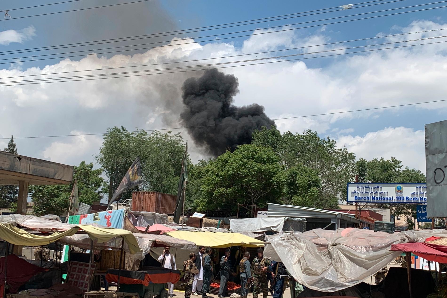 Rök stiger upp från ett sjukhus i Kabul som har attackerats. Läkare utan gränser driver en klinik i sjukhuset.