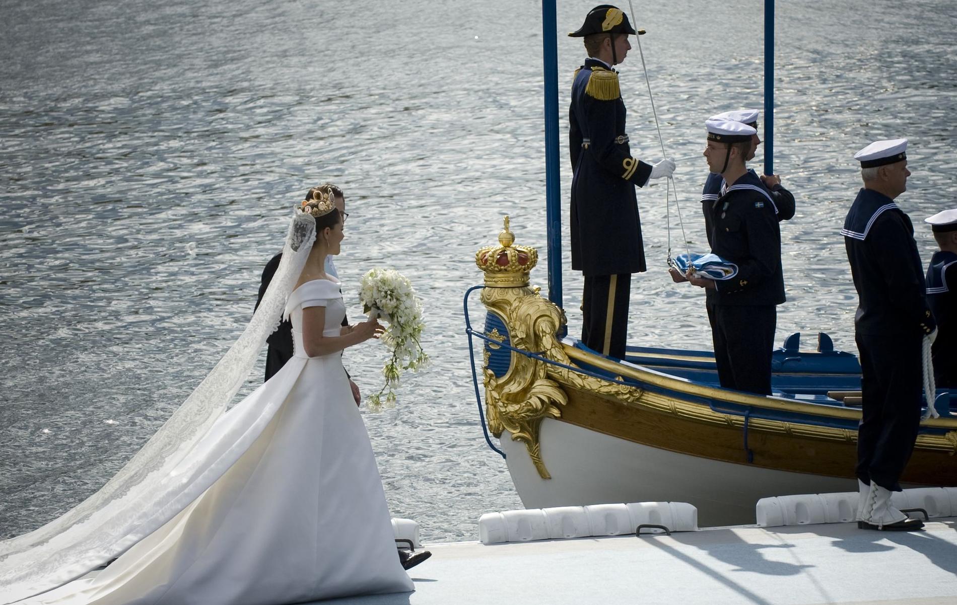 Till sjöss Brudparet på väg till kungaslupen Vasaorden. Slupen användes vid bröllopet mellan Carl XVI Gustaf och Silvia Sommerlath 1976 och vid olika statsbesök.