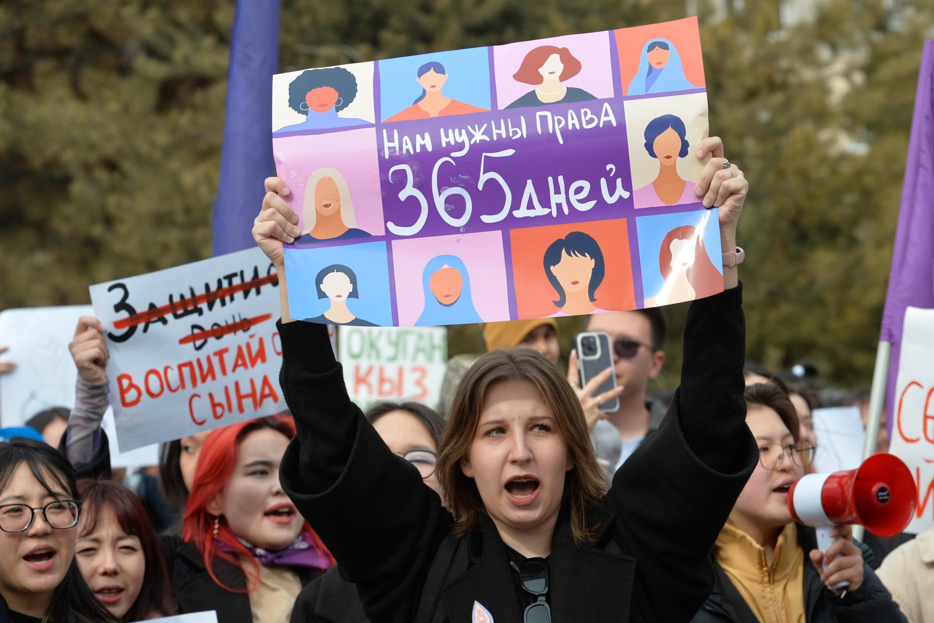"Vi behöver rättigheter 365 dagar om året" och "uppfostra din son" lyder skyltarna under en kvinnomarsch i Kirgizistans huvudstad Bisjkek.
