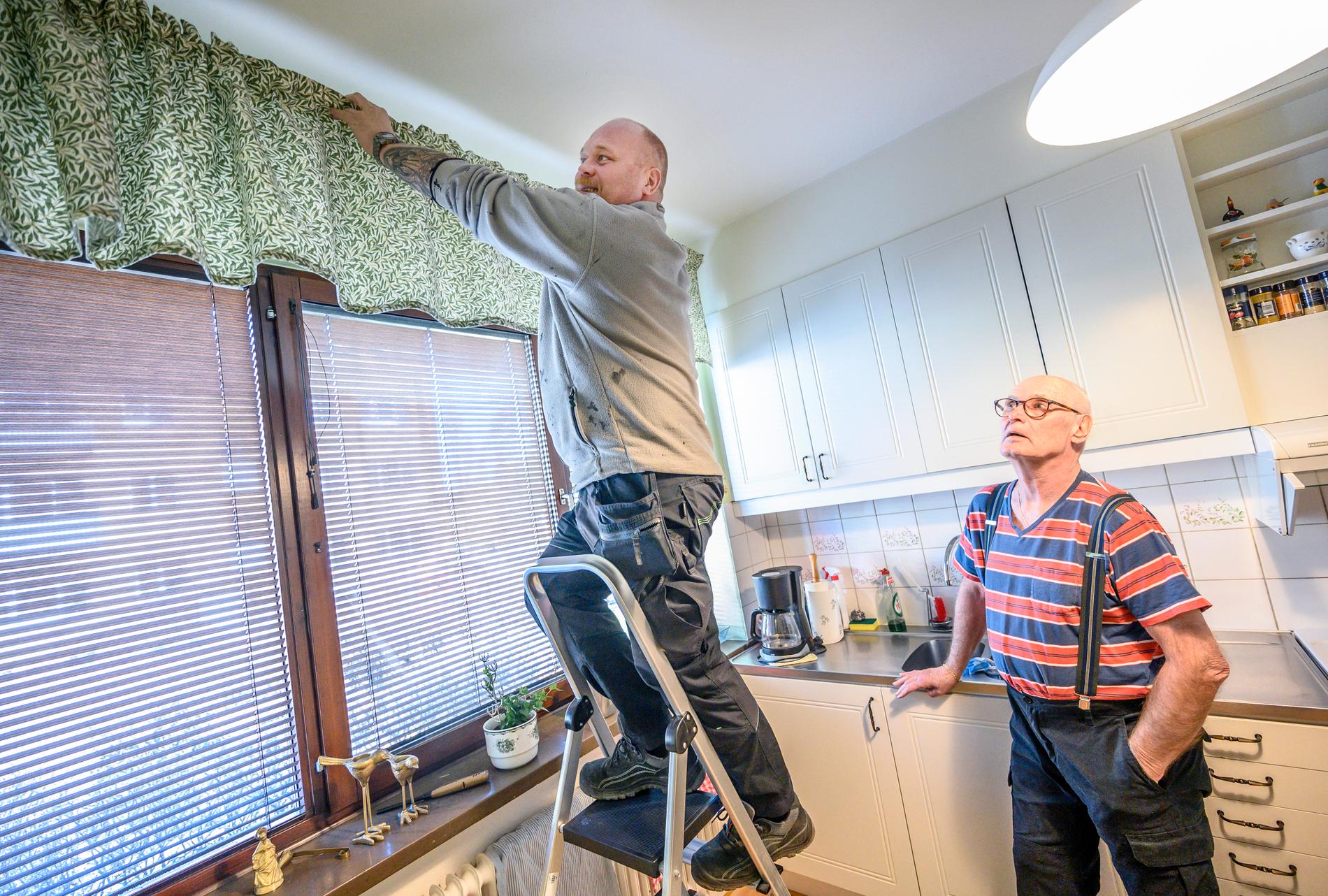 Vårgardin upp – Ystads kommunala fixare Magnus Åkesson hjälper pensionären Bertil Borglund med att få gardinstången på plats.