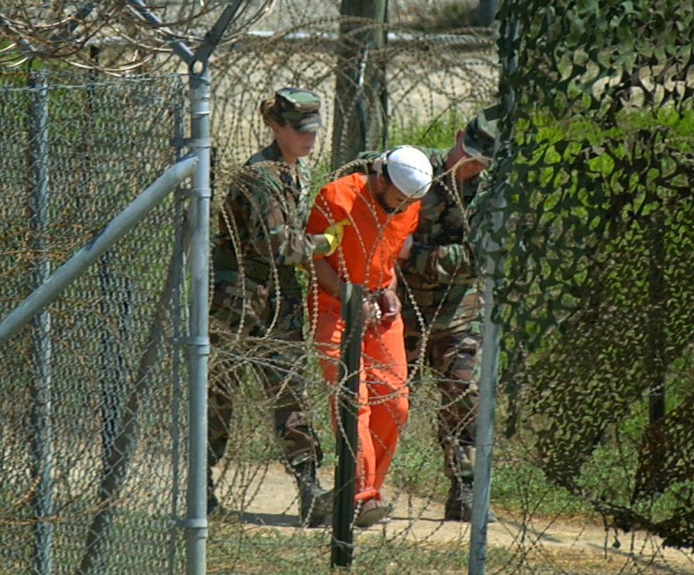 En fånge förs in till förhör på USA:s militärbas i Guantanamo Bay.