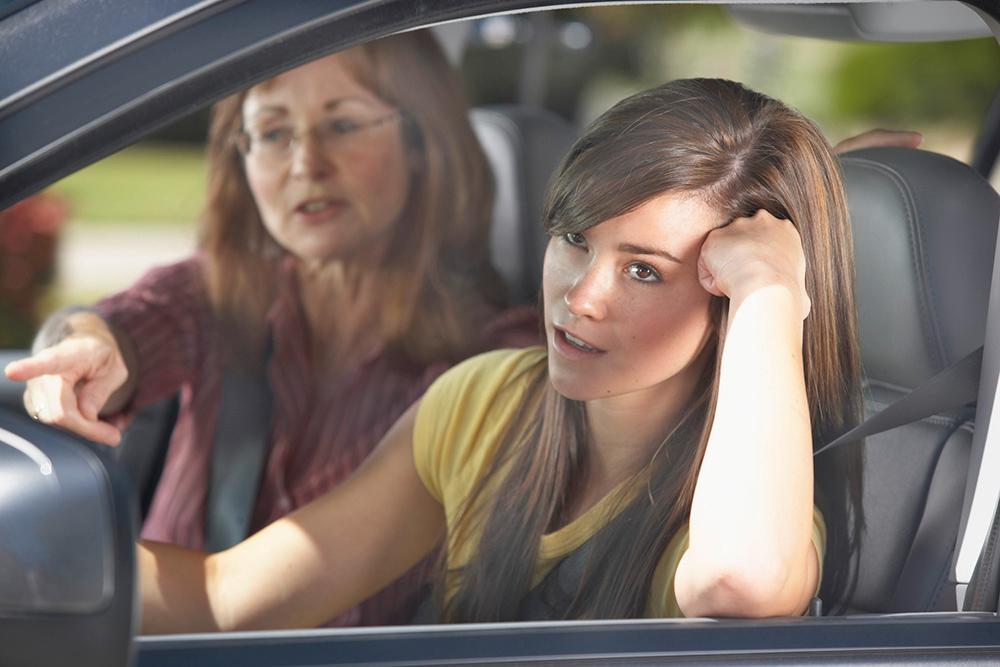 Kvinnor påverkas mer än män av kommentarer i bilen.