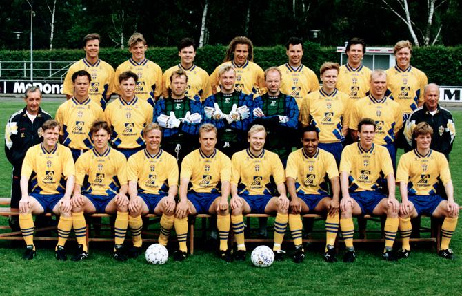 Det legendariske bronslaget från VM 1994. Klas Ingesson, tvåa från höger i mittenraden, står mellan mångårige klubblagskompisen Kennet Andersson och förbundskaptenen Tommy Svensson