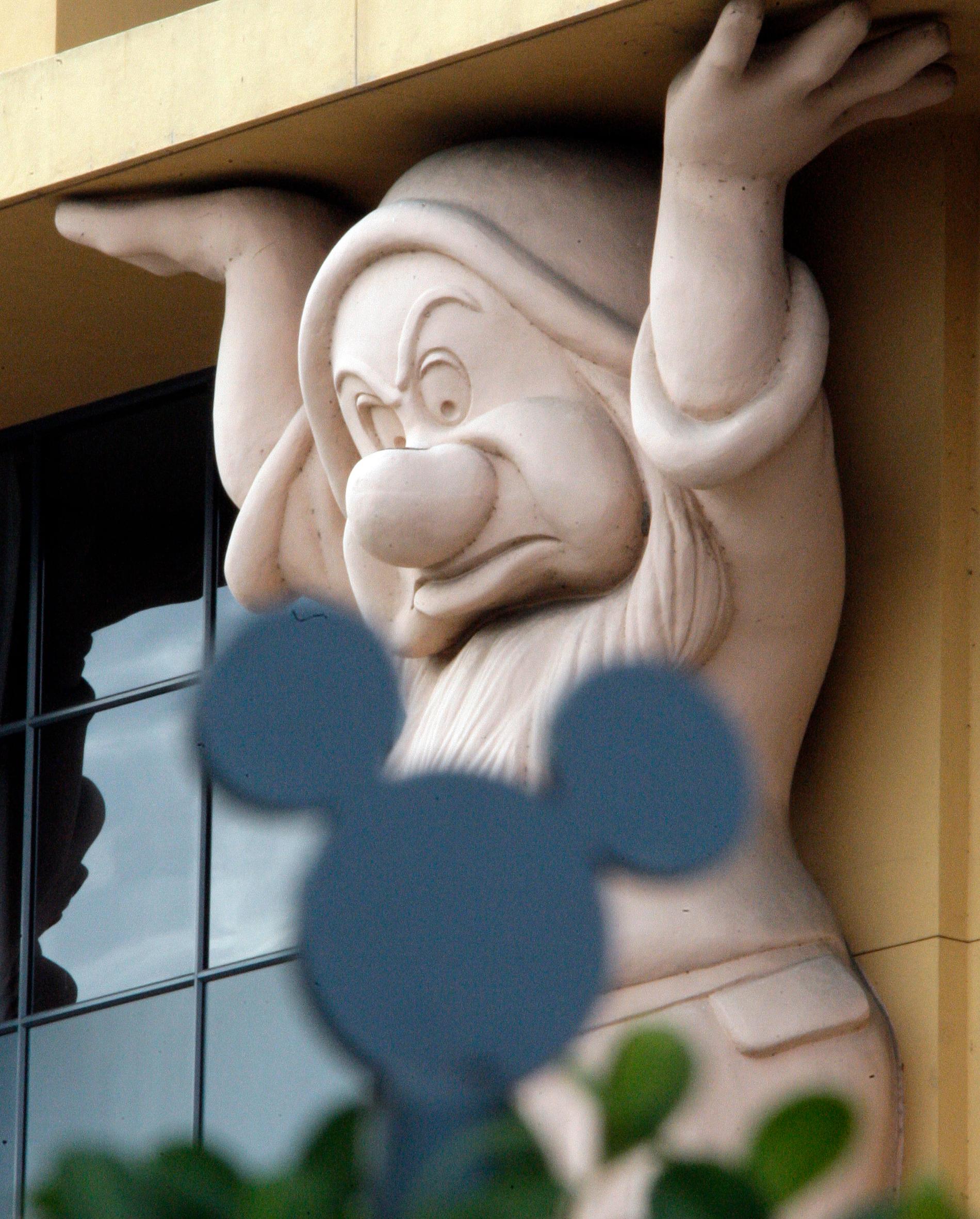 ”Butter” är en av dvärgarna som syns vid Disneys högkvarter i Burbank, Kalifornien.