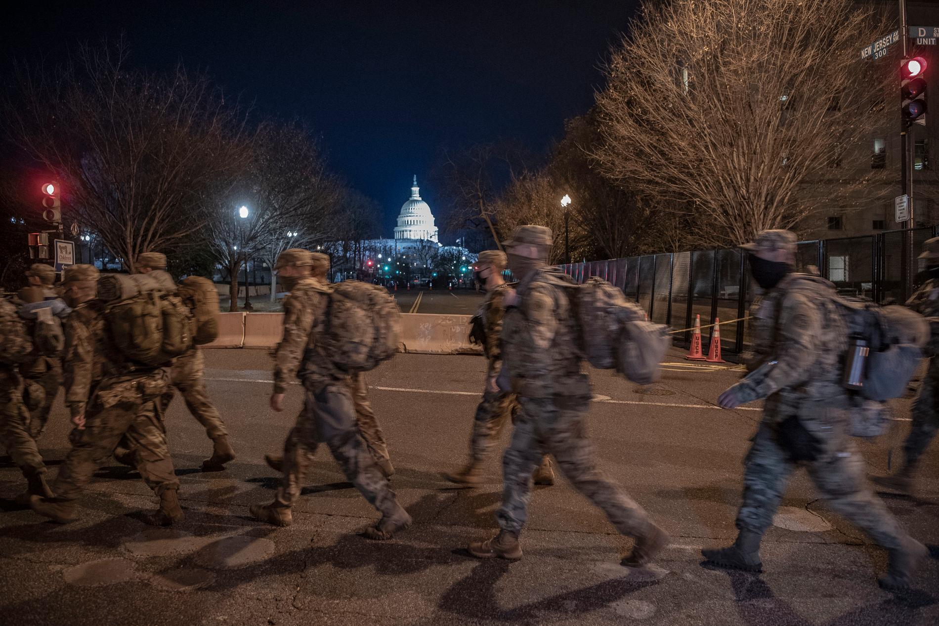 Joe Biden svärs in som president. Washington D.C. är avstängt flera kvarter runt Kapitolium. 25 000 militärer och 10 000 FBI-agenter säkrar området.