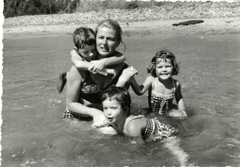 Scen ur filmen där Ingrid Bergman badar tillsammans med sina barn.
