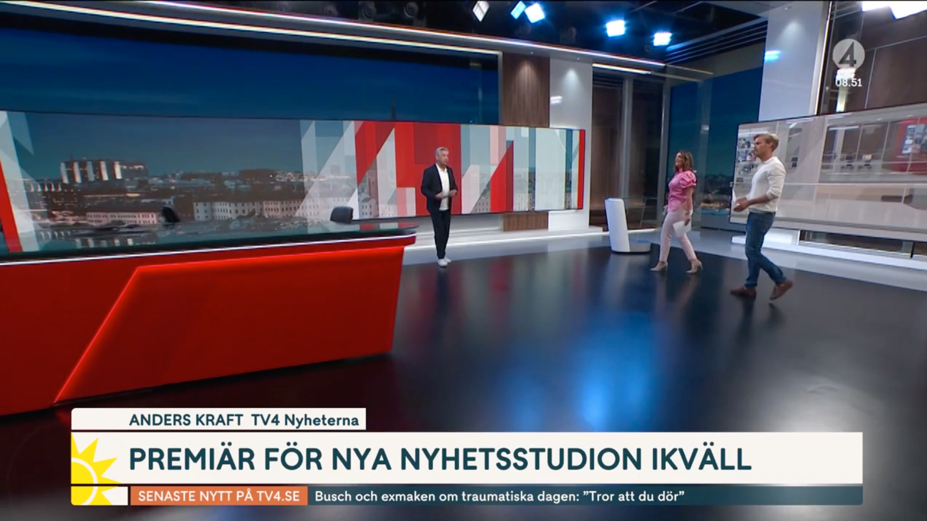 Anders Kraft visar upp den nya studion för Soraya Lavasani och Martin Järborg. 