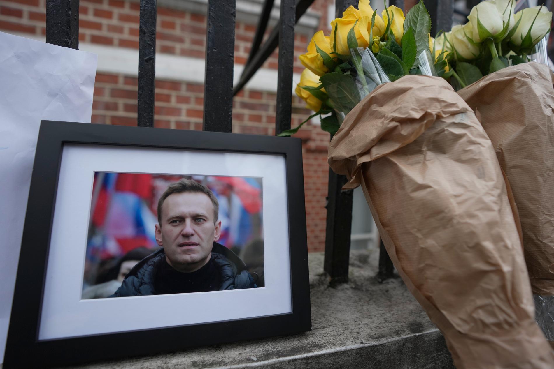 Blommor och ett foto på den bortgångne regimkritikern Aleksej Navalnyj har placerats ut mitt emot den ryska ambassaden i London.