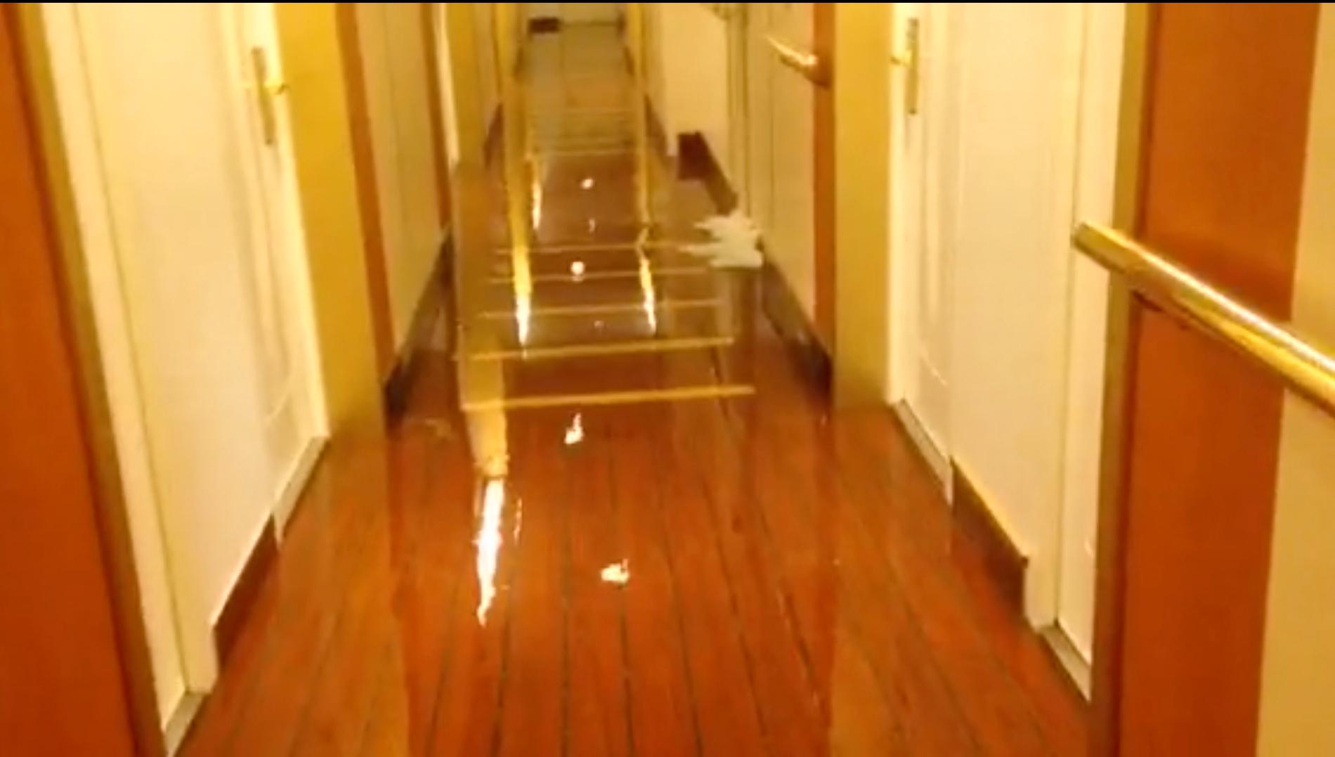 Även korridorerna svämmades över.