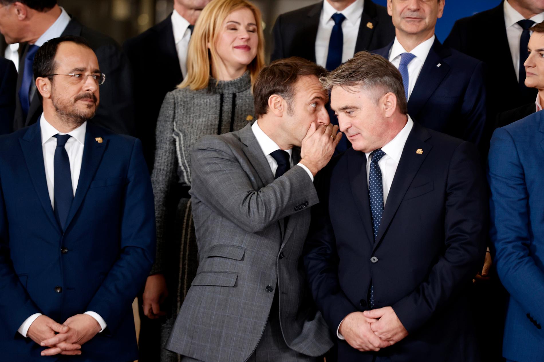 Frankrikes president Emmanuel Macron viskar något till Zeljko Komsic, ordförande i Bosnien och Hercegovinas presidentråd, vid onsdagskvällens EU-toppmöte med västra Balkan.
