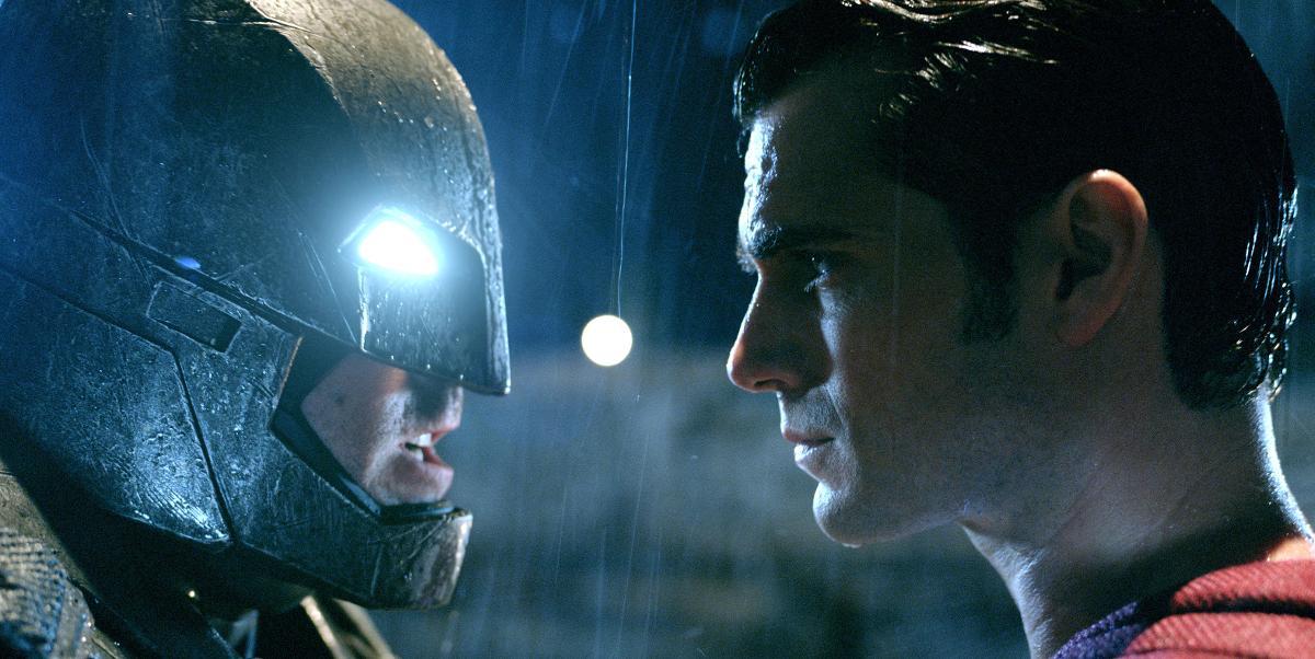 Batman (Affleck) och Superman (Cavill) väger lätt i Zack Snyders tungsinta film.