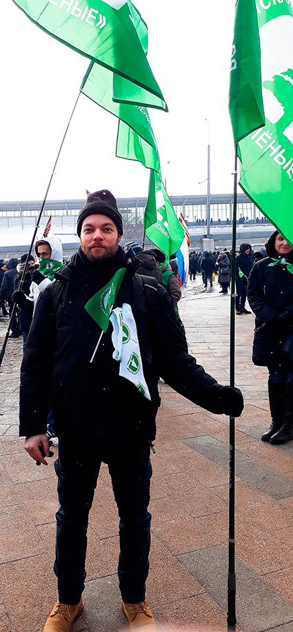 Ryske journalisten Mika Velikovskij utanför Luzkniki-arenan som uppklädd och betald Putinanhängare. Efter manifesta­tionen var kön lång av köpta supportrar som kvitterade ut sin ersättning.