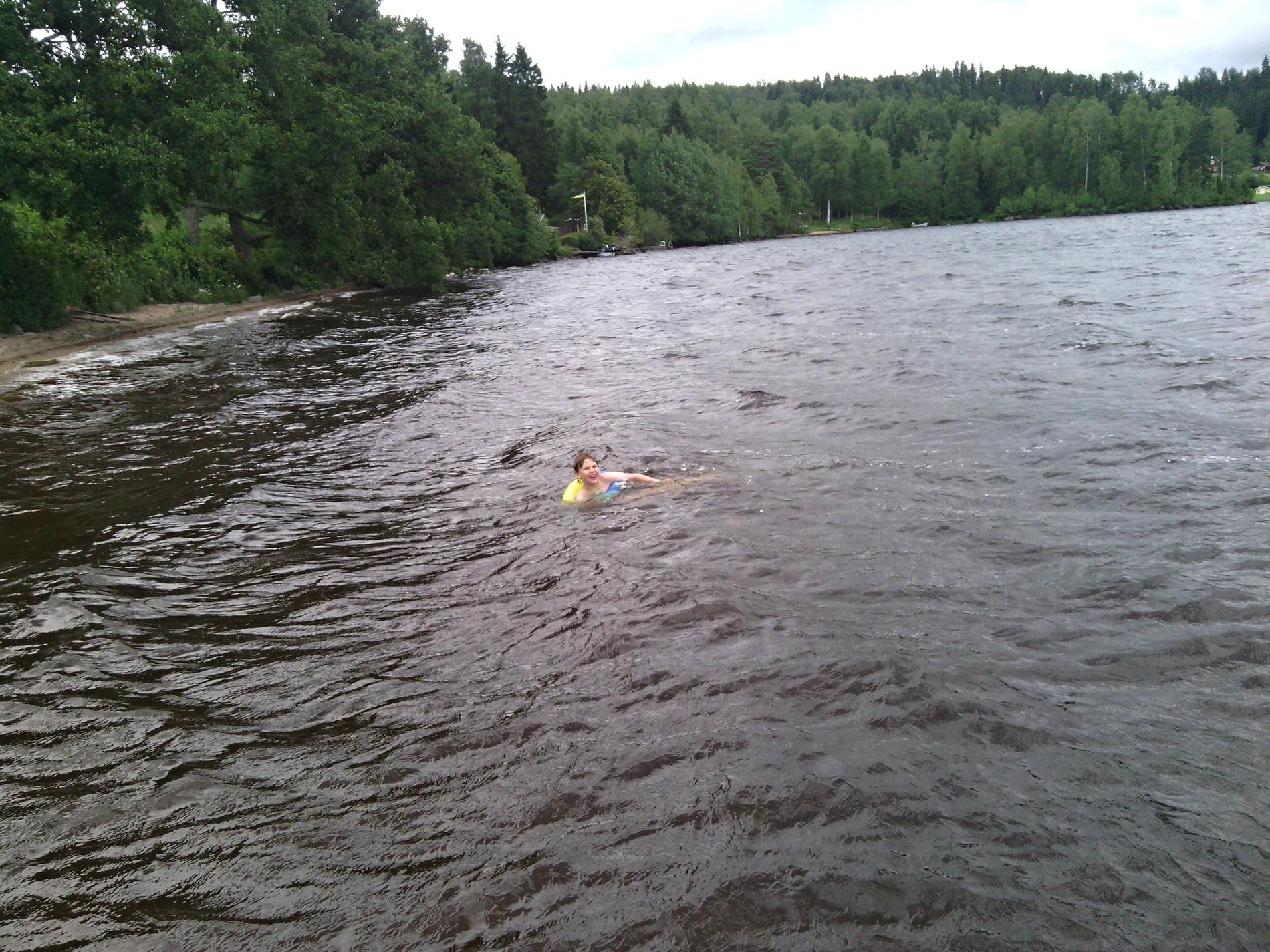 Min son räds inte för vädret, vågorna eller det 16-gradiga vattnet, hälsar Timo Laaksonen från Degerfors.