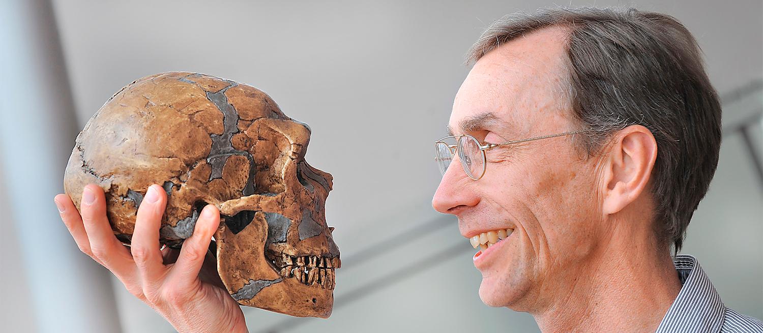 hej kusin!  Svante Pääbo berättar i nya boken hur han med sitt forskarlag kartlägger gener i fyrtiotusen år gamla fossilfynd.  Foto: Frank Vinken