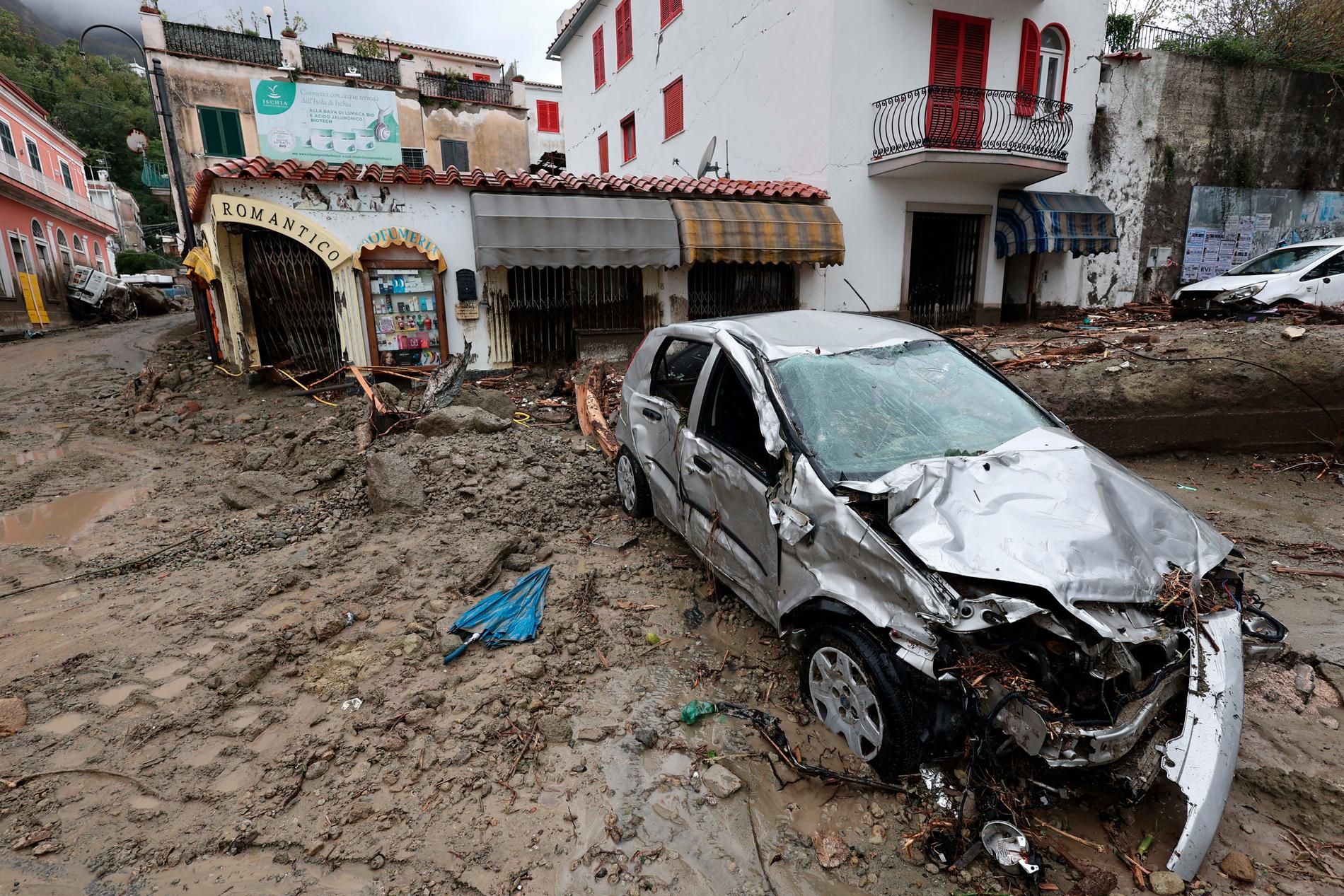 Många byggnader har kollapsat efter jordskredet på Ischia.