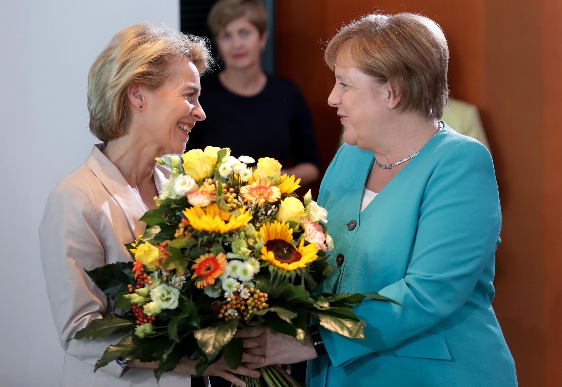 EU-kommissionens tillträdande ordförande Ursula von der Leyen gratuleras av Tysklands förbundskansler Angela Merkel.