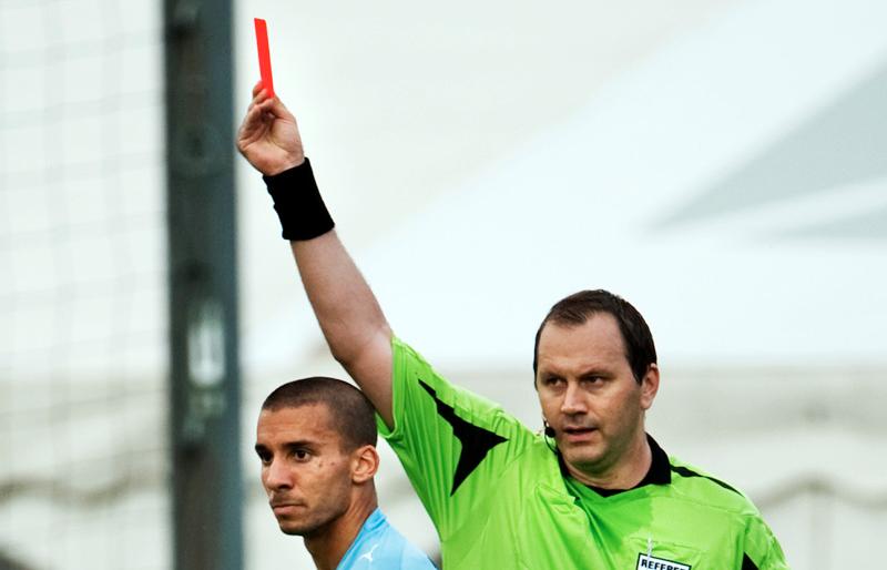 Jonas Eriksson ger Molins det röda kortet.