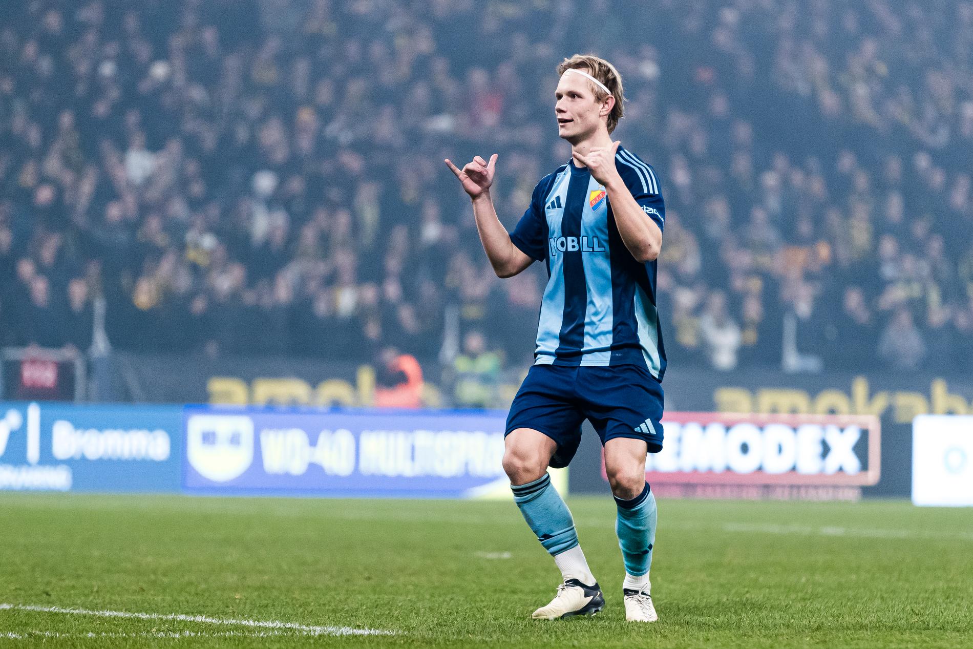 Tobias Gulliksen firar straffmålet framför AIK:s fans i förra veckans cupsemifinal.