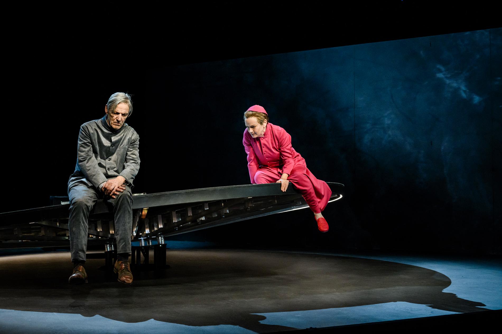 Staffan Göthe och Thérèse Brunnander i Brechts ”Galileis liv” på Dramaten.