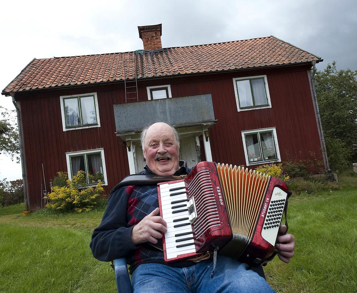 SPELGLÄDJE Äntligen kan Ingemar Andersson, 79, spela på sitt dragspel igen. ”Jag tänker inte bakåt på det som hände”, säger Ingemar.