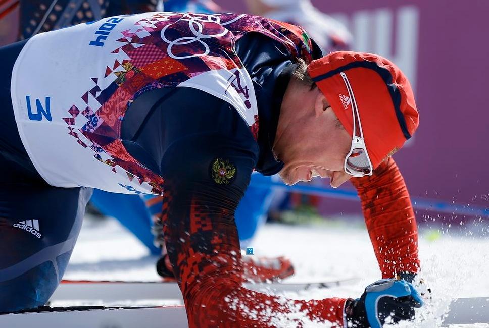Legkov slår näven i snön efter att ha gått i mål på femmilen i OS.