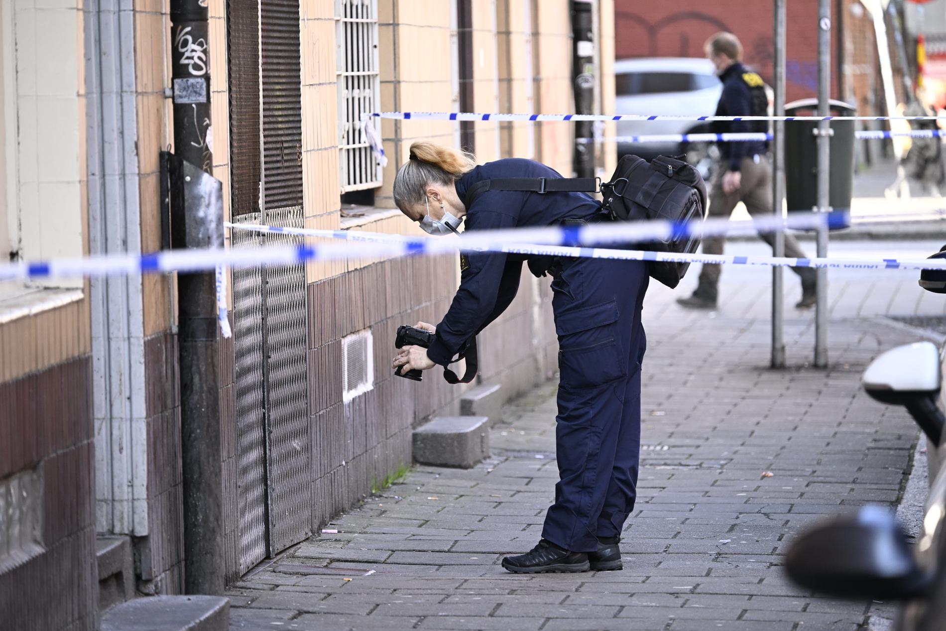 Kriminaltekniker på plats innanför avspärrningarna i korsningen Monbijougatan / Bergsgatan i centrala Malmö på lördag förmiddag efter att en man hittats skadad.