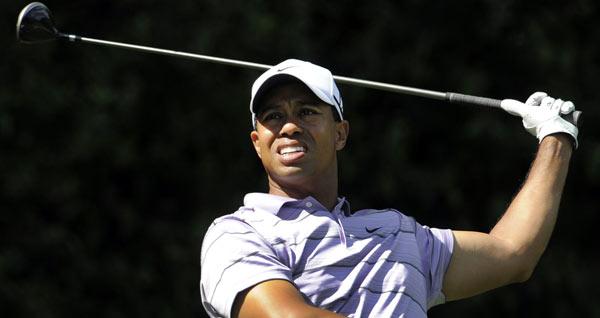 Fick utbrott Tiger Woods var förbannad på sig själv under den tredje rundan av Masters och fick ett par utbrott direkt i TV. FOTO: AFP