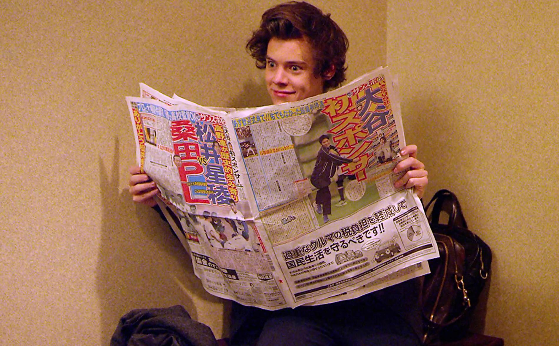 Harry läser Harry vill gärna sätta sig in i andra kulturer. Här ser vi vår Harry vän ta del av lokaltidningen.