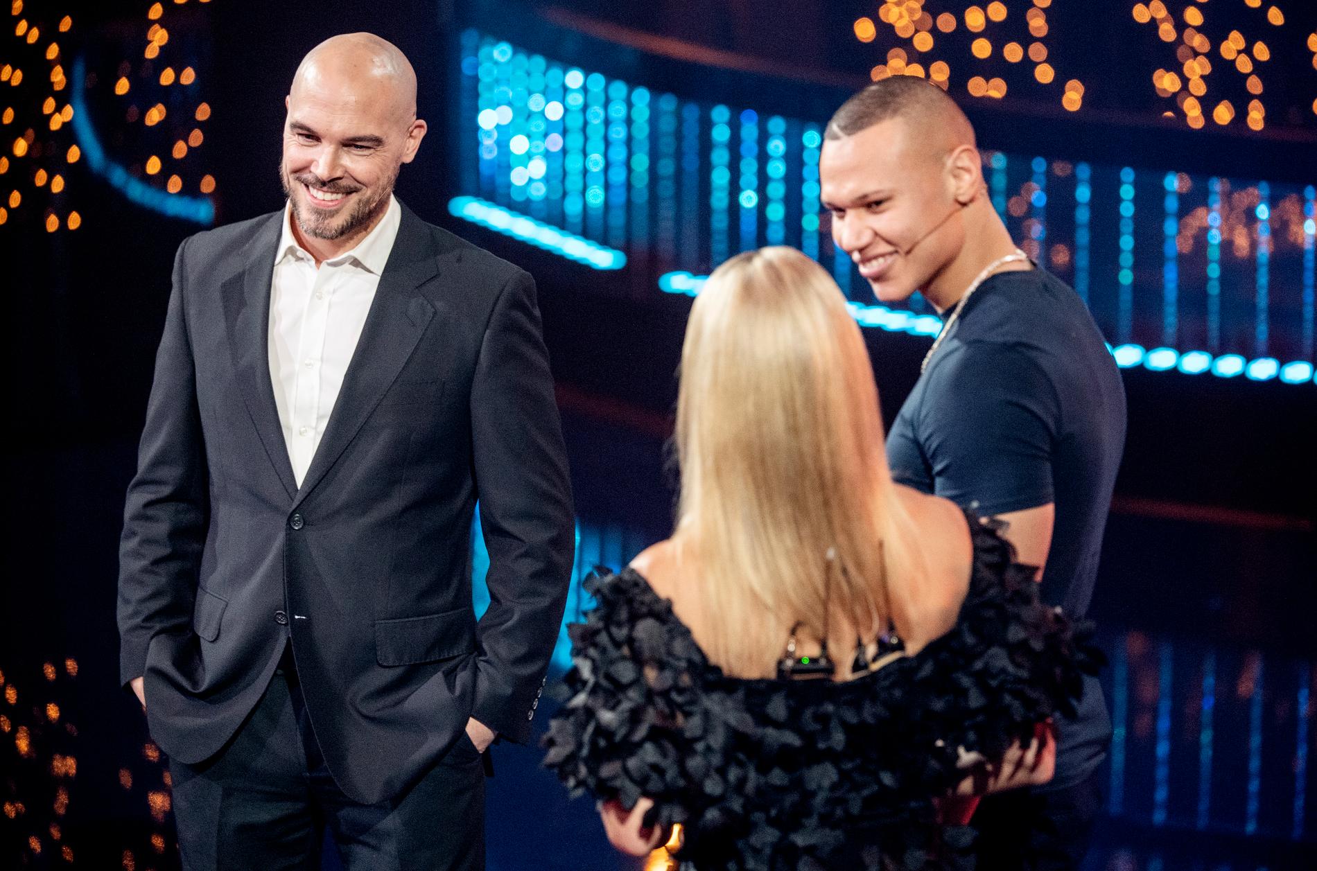 Årets medmänniska på Svenska hjältar-galan Nicolas Lunabba hyllades av Elijah Clarence på scenen. 