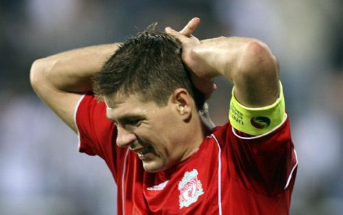 Steven Gerrard deppar efter förlusten.